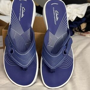 Clarks Cloudsteppers purple Thong Sandals